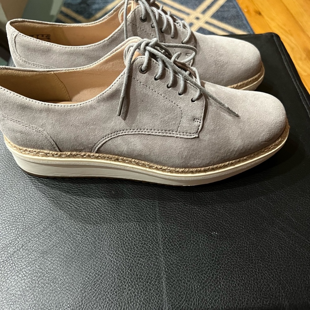 NEW CLARKS TEDALE RHEA ( LIGHT GRAY SUEDE) WOMEN’S. SIZE 9